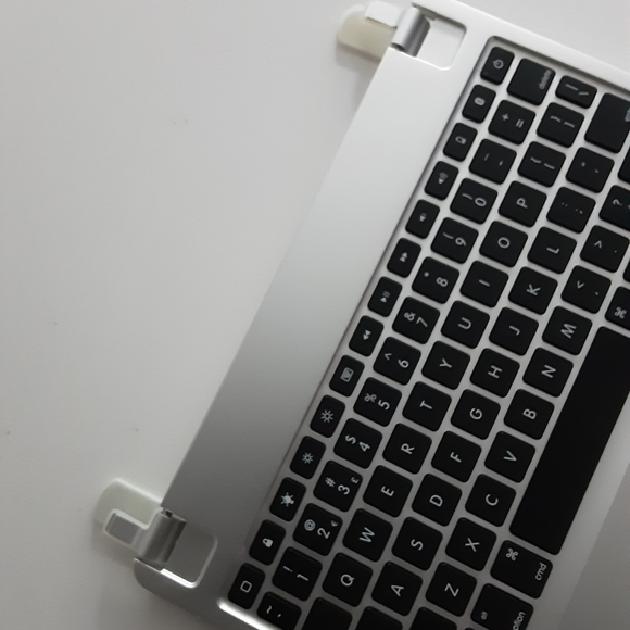 Brydge Wireless Keyboard - Picture 6 of 8